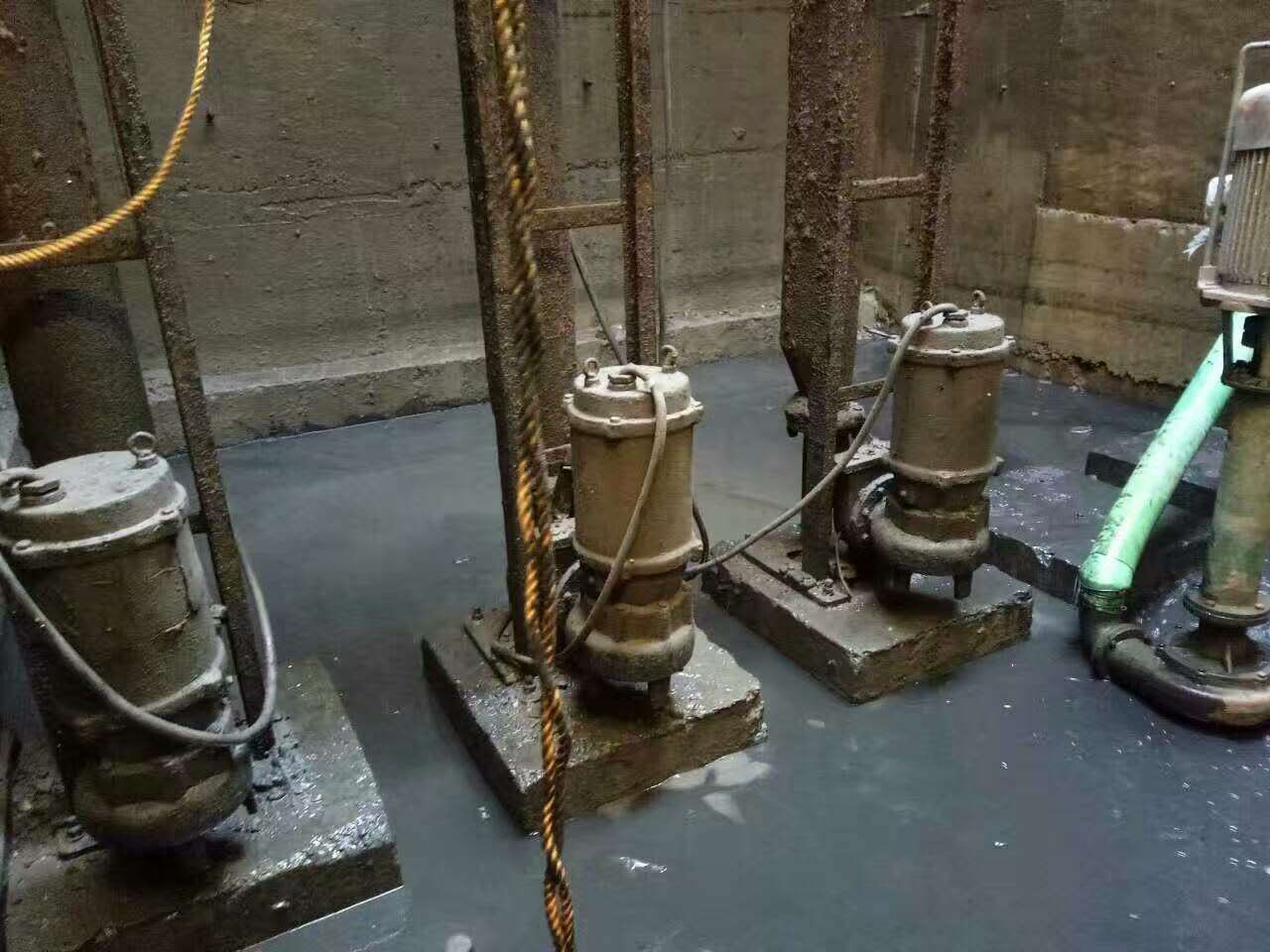 隆昌污水池清理