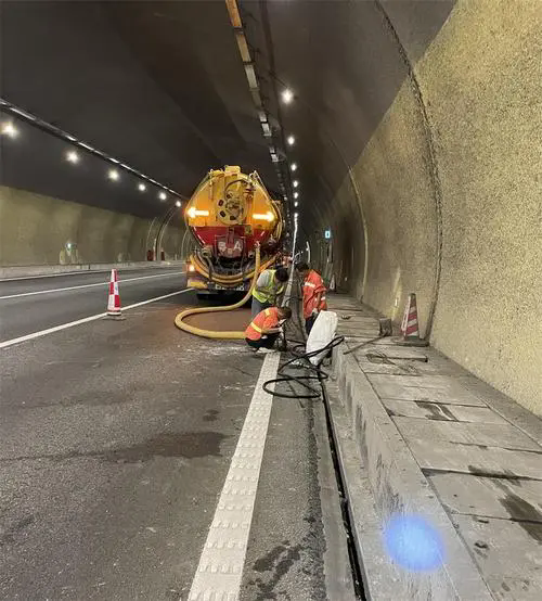 隆昌隧道排水渠清淤